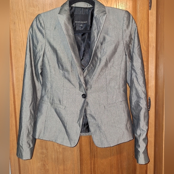 A Banana Republic grey shimmering silk blend Blazer in a size 0. - Picture 1 of 6